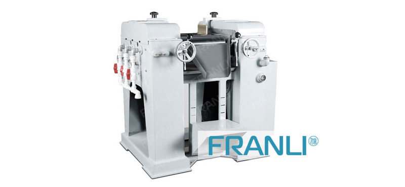 Horizontal triple roller mill